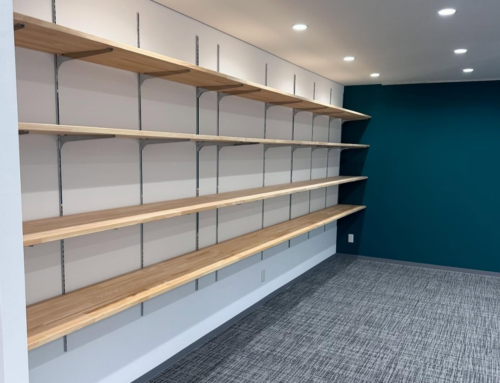 事務所　ガチャ柱